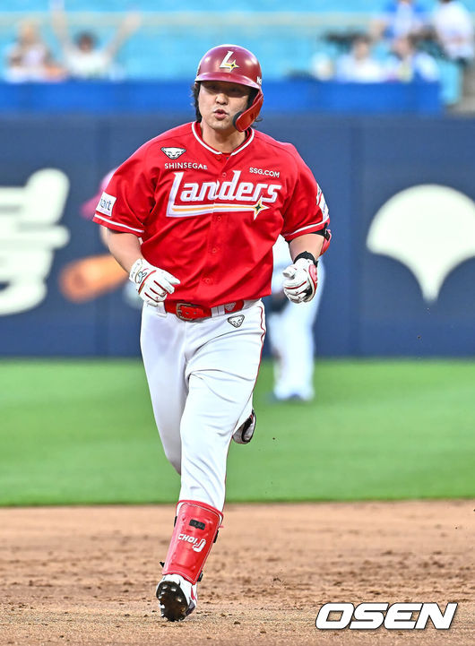 [OSEN=대구, 이석우 기자] 18일 대구삼성라이온즈파크에서 2024 신한 SOL 뱅크 KBO 리그 삼성 라이온즈와 SSG 랜더스의 경기가 열렸다. 홈팀 삼성은 이승민이 선발 출전하고 방문팀 SSG는 앤더슨이 선발 출전한다.SSG 랜더스 최정이 3회초 1사 2루 좌중월 역전 2점 홈런을 치고 그라운드를 돌고 있다. 2024.06.18 / foto0307@osen.co.kr