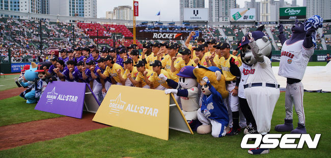 [OSEN=부산, 이석우 기자] 15일 부산 사직구장에서 2023 신한은행 SOL KBO 올스타전 드림과 나눔의  경기가 열렸다. 올스타 선수들이 기념촬영을 하고 있다. 2023.07.15 / foto0307@osen.co.kr