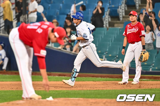 [OSEN=대구, 이석우 기자] 19일 대구삼성라이온즈파크에서 2024 신한 SOL 뱅크 KBO 리그 삼성 라이온즈와 SSG 랜더스의 경기가 열렸다. 홈팀 삼성은 어깨 부상에서 돌아온 원태인이 선발 출전하고 방문팀 SSG는 삼성을 상대로 2경기(11이닝) 2승을 챙긴 오원석이 선발 출전한다.삼성 라이온즈 김영웅이 8회말 우중월 솔로 홈런을 치고 그라운드를 돌고 있다. 2024.06.19 / foto0307@osen.co.kr