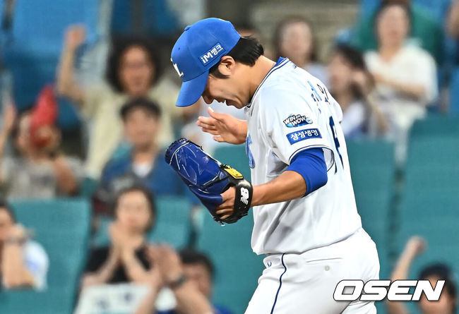 [OSEN=대구, 이석우 기자] 19일 대구삼성라이온즈파크에서 2024 신한 SOL 뱅크 KBO 리그 삼성 라이온즈와 SSG 랜더스의 경기가 열렸다. 홈팀 삼성은 어깨 부상에서 돌아온 원태인이 선발 출전하고 방문팀 SSG는 삼성을 상대로 2경기(11이닝) 2승을 챙긴 오원석이 선발 출전한다.삼성 라이온즈 선발 투수 원태인이 5회초 2사 2,3루 SSG 랜더스 추신수를 1루 땅볼로 잡고 환호하고 있다. 2024.06.19 / foto0307@osen.co.kr