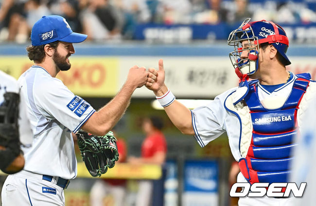 [OSEN=대구, 이석우 기자] 20일 대구삼성라이온즈파크에서 2024 신한 SOL 뱅크 KBO 리그 삼성 라이온즈와 SSG 랜더스의 경기가 열렸다. 3연패의 늪에서 벗어난 삼성은 코너를 내세워 위닝 시리즈에 도전하고 SSG는 2년 차 우완 송영진을 선발 투수로 내세웠다. 삼성 라이온즈 선발 투수 코너가 7회초 2사 1,3루 SSG 랜더스 오태곤을 유격수 앞 땅볼로 잡고 강민호와 하이파이브를 하고 있다. 2024.06.20 / foto0307@osen.co.kr