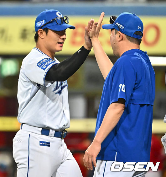 [OSEN=대구, 이석우 기자] 20일 대구삼성라이온즈파크에서 2024 신한 SOL 뱅크 KBO 리그 삼성 라이온즈와 SSG 랜더스의 경기가 열렸다. 3연패의 늪에서 벗어난 삼성은 코너를 내세워 위닝 시리즈에 도전하고 SSG는 2년 차 우완 송영진을 선발 투수로 내세웠다. 팀 50,000안타 기록을 세운 삼성 라이온즈 윤정빈이 SSG 랜더스에 4-0으로 승리한 후 박진만 감독의 축하를 받고 있다. 2024.06.20 / foto0307@osen.co.kr