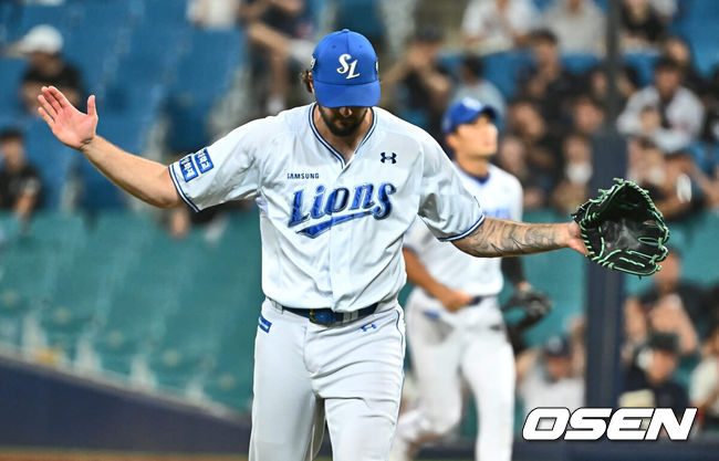 [OSEN=대구, 이석우 기자] 20일 대구삼성라이온즈파크에서 2024 신한 SOL 뱅크 KBO 리그 삼성 라이온즈와 SSG 랜더스의 경기가 열렸다. 3연패의 늪에서 벗어난 삼성은 코너를 내세워 위닝 시리즈에 도전하고 SSG는 2년 차 우완 송영진을 선발 투수로 내세웠다. 삼성 라이온즈 선발 투수 코너가 6회초 2사 3루 SSG 랜더스 에레디아를 삼진으로 잡고 두팔 벌려 환호하고 있다. 2024.06.20 / foto0307@osen.co.kr