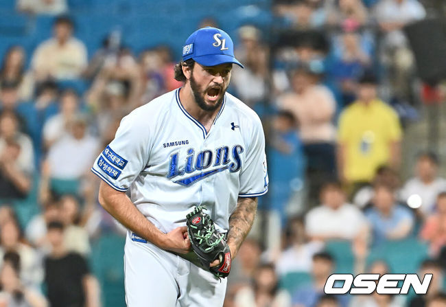 [OSEN=대구, 이석우 기자] 20일 대구삼성라이온즈파크에서 2024 신한 SOL 뱅크 KBO 리그 삼성 라이온즈와 SSG 랜더스의 경기가 열렸다. 3연패의 늪에서 벗어난 삼성은 코너를 내세워 위닝 시리즈에 도전하고 SSG는 2년 차 우완 송영진을 선발 투수로 내세웠다. 삼성 라이온즈 선발 투수 코너가 7회초 2사 1,3루 SSG 랜더스 오태곤을 유격수 앞 땅볼로 잡고 포효하고 있다. 2024.06.20 / foto0307@osen.co.kr