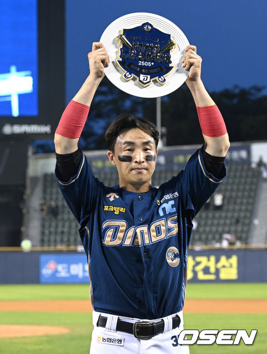 [OSEN=잠실, 이대선 기자] 20일 오후 서울 잠실야구장에서 ‘2024 신한 SOL Bank KBO리그’ 두산 베어스와 NC 다이노스의 경기가 열렸다.두산은 알칸타라, NC는 신믹혁을 선발로 내세웠다.6회초 2사에서 좌전 안타를 친 손아섭이 2505안타를 기록하며 개인 통산 안타 단독 1위에 올랐다. 손아섭이 기록 시상식에서 기념패를 들고 포즈를 취하고 있다. 2024.06.20 /sunday@osen.co.kr