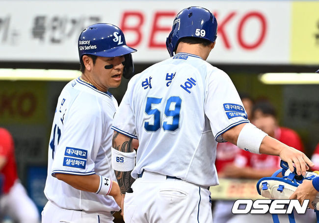 [OSEN=대구, 이석우 기자] 20일 대구삼성라이온즈파크에서 2024 신한 SOL 뱅크 KBO 리그 삼성 라이온즈와 SSG 랜더스의 경기가 열렸다. 3연패의 늪에서 벗어난 삼성은 코너를 내세워 위닝 시리즈에 도전하고 SSG는 2년 차 우완 송영진을 선발 투수로 내세웠다. 삼성 라이온즈 강민호가 1회말 2사 만루 밀어내기 볼넷을 골라낸 박병호를 보며 홈인하고 있다. 2024.06.20 / foto0307@osen.co.kr