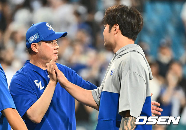 [OSEN=대구, 이석우 기자] 19일 대구삼성라이온즈파크에서 2024 신한 SOL 뱅크 KBO 리그 삼성 라이온즈와 SSG 랜더스의 경기가 열렸다. 홈팀 삼성은 어깨 부상에서 돌아온 원태인이 선발 출전하고 방문팀 SSG는 삼성을 상대로 2경기(11이닝) 2승을 챙긴 오원석이 선발 출전한다.삼성 라이온즈 박진만 감독이 SSG 랜더스에 13-2로 대승한 후 박병호와 하이파이브를 하고 있다. 2024.06.19 / foto0307@osen.co.kr