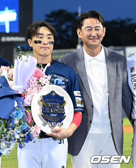 [OSEN=잠실, 이대선 기자] 20일 오후 서울 잠실야구장에서 ‘2024 신한 SOL Bank KBO리그’ 두산 베어스와 NC 다이노스의 경기가 열렸다.두산은 알칸타라, NC는 신믹혁을 선발로 내세웠다.6회초 2사에서 좌전 안타를 친 손아섭이 2505안타를 기록하며 개인 통산 안타 단독 1위에 올랐다. 이닝 교대 후 열린 기념행사에서 손아섭, 박용택 해설위원이 기념촬영을 하고 있다. 2024.06.20 /sunday@osen.co.kr