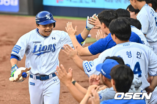 [OSEN=대구, 이석우 기자] 18일 대구삼성라이온즈파크에서 2024 신한 SOL 뱅크 KBO 리그 삼성 라이온즈와 SSG 랜더스의 경기가 열렸다. 홈팀 삼성은 이승민이 선발 출전하고 방문팀 SSG는 앤더슨이 선발 출전한다.삼성 라이온즈 김헌곤이 1회말 좌월 솔로 홈런을 치고 하이파이브를 하고 있다. 2024.06.18 / foto0307@osen.co.kr