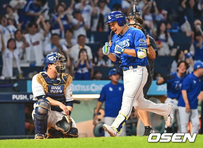 [OSEN=창원, 이석우 기자] 16일 창원NC파크에서 2024 신한 SOL 뱅크 KBO 리그 NC 다이노스와 삼성 라이온즈의 경기가 열렸다. 홈팀 NC는 김시훈이 방문팀 삼성은 레예스가 선발 출전한다. 삼성 라이온즈 김헌곤이 9회초 2사 좌월 역전 솔로 홈런을 치고 포효하고 있다. 2024.06.16 / foto0307@osen.co.kr