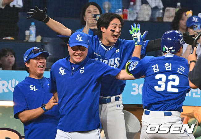 [OSEN=창원, 이석우 기자] 16일 창원NC파크에서 2024 신한 SOL 뱅크 KBO 리그 NC 다이노스와 삼성 라이온즈의 경기가 열렸다. 홈팀 NC는 김시훈이 방문팀 삼성은 레예스가 선발 출전한다. 삼성 라이온즈 김헌곤이 9회초 2사 좌월 역전 솔로 홈런을 치고 박진만 감독과 하이파이브를 하고 있다. 2024.06.16 / foto0307@osen.co.kr