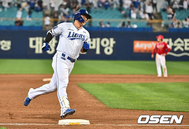 [OSEN=대구, 이석우 기자] 20일 대구삼성라이온즈파크에서 2024 신한 SOL 뱅크 KBO 리그 삼성 라이온즈와 SSG 랜더스의 경기가 열렸다. 3연패의 늪에서 벗어난 삼성은 코너를 내세워 위닝 시리즈에 도전하고 SSG는 2년 차 우완 송영진을 선발 투수로 내세웠다. 삼성 라이온즈 윤정빈이 8회말 무사 우월 솔로 홈런을 치고 팀 50000안타 기록을 세우고 있다. 2024.06.20 / foto0307@osen.co.kr