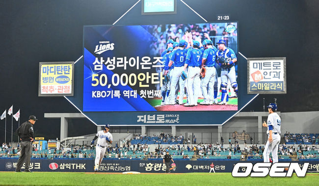 [OSEN=대구, 이석우 기자] 20일 대구삼성라이온즈파크에서 2024 신한 SOL 뱅크 KBO 리그 삼성 라이온즈와 SSG 랜더스의 경기가 열렸다. 3연패의 늪에서 벗어난 삼성은 코너를 내세워 위닝 시리즈에 도전하고 SSG는 2년 차 우완 송영진을 선발 투수로 내세웠다. 삼성 라이온즈 윤정빈이 8회말 무사 우월 솔로 홈런을 치고 팀 50000안타 기록을 세우고 있다. 전광판에 ‘삼성라이온즈 50,000안타 KBO 기록 역대 첫번째’라고 알리고 있다. 2024.06.20 / foto0307@osen.co.kr