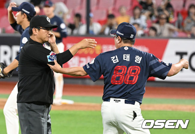 [OSEN=수원, 김성락 기자] 20일 오후 수원 KT위즈파크에서 ‘2024 신한 SOL Bank KBO리그’ KT 위즈와 롯데 자이언츠의 경기가 열렸다.이날 홈팀 KT는 쿠에바스, 원정팀 롯데는 김진욱을 선발로 내세웠다. 8회초 1사 1루 롯데 서동의 유격수 땅볼 때 1루주자 김동혁이 2루로 진루하는 과정에서 KT 2루수 신본기과 충돌했다. 이 충돌에 대해 원심은 정상 판정 하지만 비디오 판독 결과 위반으로 번복. 롯데 김태형 감독이 판정에 대해 강력하게 항의, 퇴장 당했다.  2024.06.20 / ksl0919@osen.co.kr