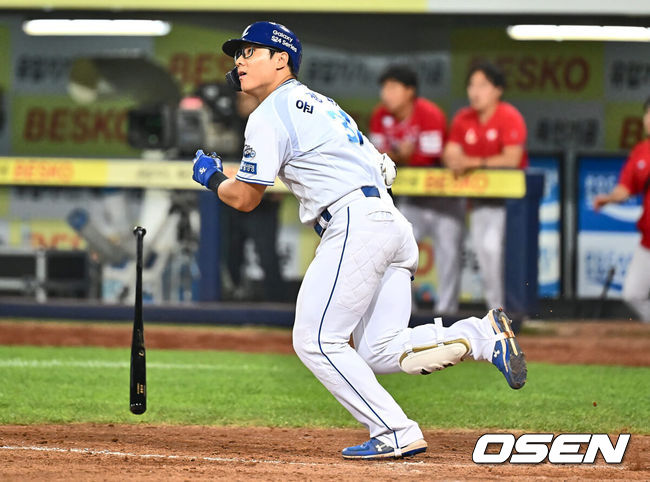 [OSEN=대구, 이석우 기자] 20일 대구삼성라이온즈파크에서 2024 신한 SOL 뱅크 KBO 리그 삼성 라이온즈와 SSG 랜더스의 경기가 열렸다. 3연패의 늪에서 벗어난 삼성은 코너를 내세워 위닝 시리즈에 도전하고 SSG는 2년 차 우완 송영진을 선발 투수로 내세웠다. 삼성 라이온즈 윤정빈이 8회말 무사 우월 솔로 홈런을 치고 팀 50000안타 기록을 세우고 있다. 2024.06.20 / foto0307@osen.co.kr