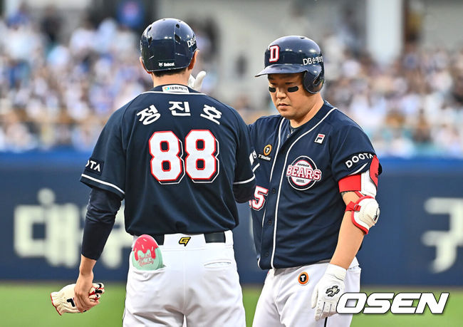 [OSEN=대구, 이석우 기자] 21일 대구삼성라이온즈파크에서 2024 신한 SOL 뱅크 KBO 리그 삼성 라이온즈와 두산 베어스의 경기가 열렸다. 전날 팀 50000안타 기록을 세운 홈팀 삼성은 이승현이 선발 출전하고 방문팀 두산은 최준호를 선발로 내세웠다. 두산 베어스 양의지가 3회초 2사 2루 좌익수 앞 1타점 안타를 치고 세리머니를 하고 있다. 2024.06.21 / foto0307@osen.co.kr