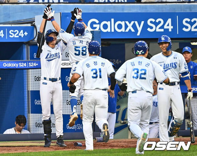 [OSEN=대구, 이석우 기자] 21일 대구삼성라이온즈파크에서 2024 신한 SOL 뱅크 KBO 리그 삼성 라이온즈와 두산 베어스의 경기가 열렸다. 전날 팀 50000안타 기록을 세운 홈팀 삼성은 이승현이 선발 출전하고 방문팀 두산은 최준호를 선발로 내세웠다. 삼성 라이온즈 김지찬이 3회말 1사 1,2루 우월 역전 3점 홈런을 치고 구자욱과 하이파이브를 하고 있다. 2024.06.21 / foto0307@osen.co.kr