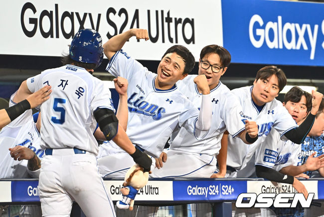 [OSEN=대구, 이석우 기자] 21일 대구삼성라이온즈파크에서 2024 신한 SOL 뱅크 KBO 리그 삼성 라이온즈와 두산 베어스의 경기가 열렸다. 전날 팀 50000안타 기록을 세운 홈팀 삼성은 이승현이 선발 출전하고 방문팀 두산은 최준호를 선발로 내세웠다. 삼성 라이온즈 구자욱이 5회말 2사 1루 우중월 2점 홈런을 치고 하이파이브를 하고 있다. 2024.06.21 / foto0307@osen.co.kr