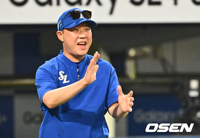 [OSEN=대구, 이석우 기자] 21일 대구삼성라이온즈파크에서 2024 신한 SOL 뱅크 KBO 리그 삼성 라이온즈와 두산 베어스의 경기가 열렸다. 전날 팀 50000안타 기록을 세운 홈팀 삼성은 이승현이 선발 출전하고 방문팀 두산은 최준호를 선발로 내세웠다. 삼성 라이온즈 박진만 감독이 두산 베어스에 7-4로 승리한 후 선수들과 하이파이브를 하고 있다. 2024.06.21 / foto0307@osen.co.kr