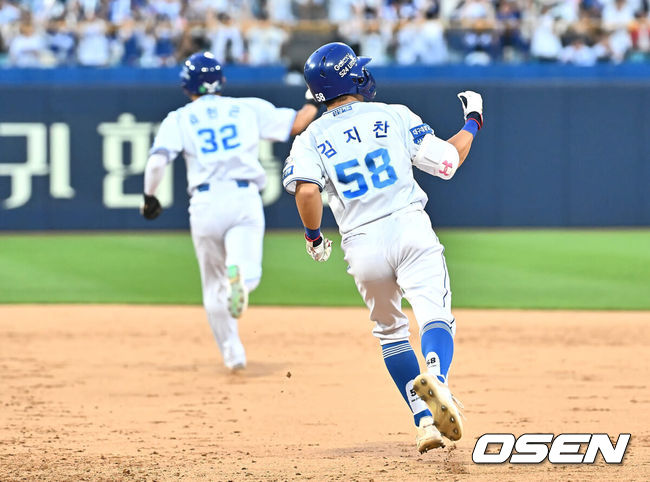 [OSEN=대구, 이석우 기자] 21일 대구삼성라이온즈파크에서 2024 신한 SOL 뱅크 KBO 리그 삼성 라이온즈와 두산 베어스의 경기가 열렸다. 전날 팀 50000안타 기록을 세운 홈팀 삼성은 이승현이 선발 출전하고 방문팀 두산은 최준호를 선발로 내세웠다. 삼성 라이온즈 김지찬이 3회말 1사 1,2루 우월 역전 3점 홈런을 치고 환호하고 있다. 2024.06.21 / foto0307@osen.co.kr