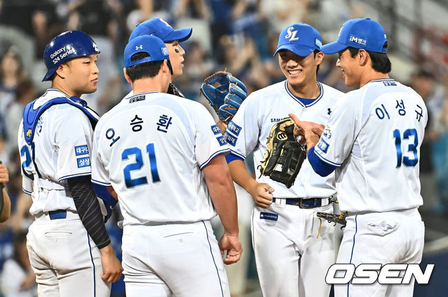 [OSEN=대구, 이석우 기자] 21일 대구삼성라이온즈파크에서 2024 신한 SOL 뱅크 KBO 리그 삼성 라이온즈와 두산 베어스의 경기가 열렸다. 전날 팀 50000안타 기록을 세운 홈팀 삼성은 이승현이 선발 출전하고 방문팀 두산은 최준호를 선발로 내세웠다. 삼성 라이온즈 오승환이 두산 베어스에 7-4로 승리한 후 후배들과 기쁨을 나누고 있다. 2024.06.21 / foto0307@osen.co.kr