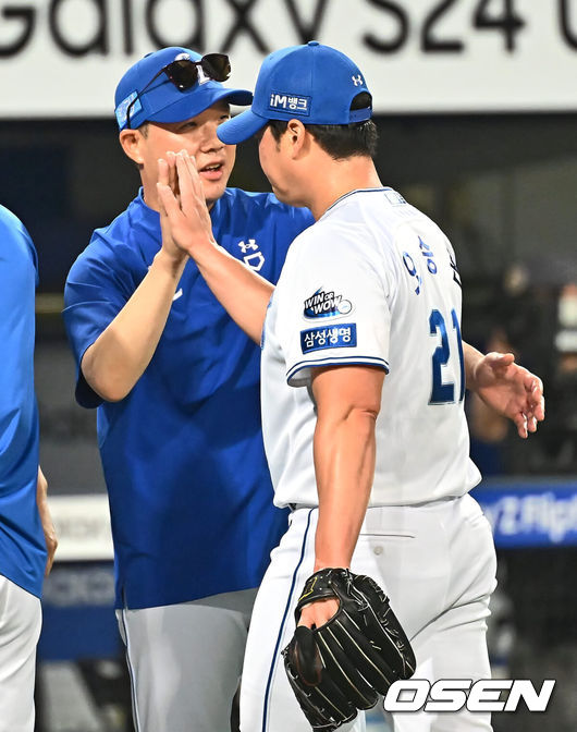 [OSEN=대구, 이석우 기자] 21일 대구삼성라이온즈파크에서 2024 신한 SOL 뱅크 KBO 리그 삼성 라이온즈와 두산 베어스의 경기가 열렸다. 전날 팀 50000안타 기록을 세운 홈팀 삼성은 이승현이 선발 출전하고 방문팀 두산은 최준호를 선발로 내세웠다. 삼성 라이온즈 박진만 감독이 두산 베어스에 7-4로 승리한 후 오승환과 하이파이브를 하고 있다. 2024.06.21 / foto0307@osen.co.kr