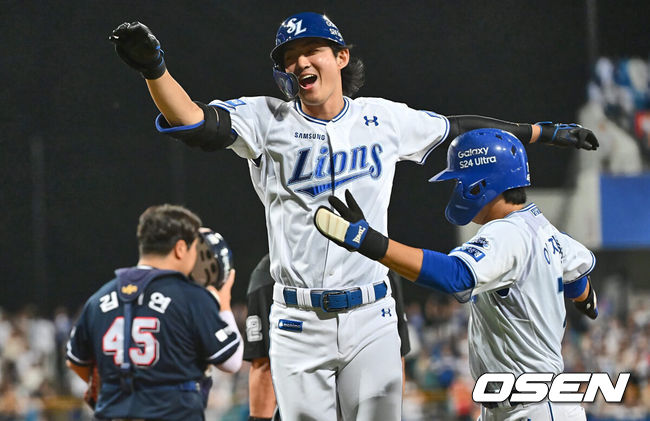 [OSEN=대구, 이석우 기자] 21일 대구삼성라이온즈파크에서 2024 신한 SOL 뱅크 KBO 리그 삼성 라이온즈와 두산 베어스의 경기가 열렸다. 전날 팀 50000안타 기록을 세운 홈팀 삼성은 이승현이 선발 출전하고 방문팀 두산은 최준호를 선발로 내세웠다. 삼성 라이온즈 구자욱이 5회말 2사 1루 우중월 2점 홈런을 치고 하이파이브를 하고 있다. 2024.06.21 / foto0307@osen.co.kr