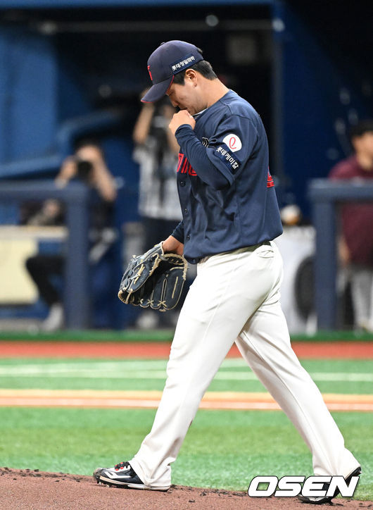 [OSEN=고척, 이대선 기자] 23일 오후 서울 고척스카이돔에서 ‘2024 신한 SOL Bank KBO리그’ 키움 히어로즈와 롯데 자이언츠의 경기가 열렸다.키움은 이종민, 롯데는 정현수를 선발로 내세웠다.1회말 2사 만루에서 롯데 정현수가 키움 고영우에게 밀어내기 볼넷을 허용하고 있다. 2024.06.23 /sunday@osen.co.kr