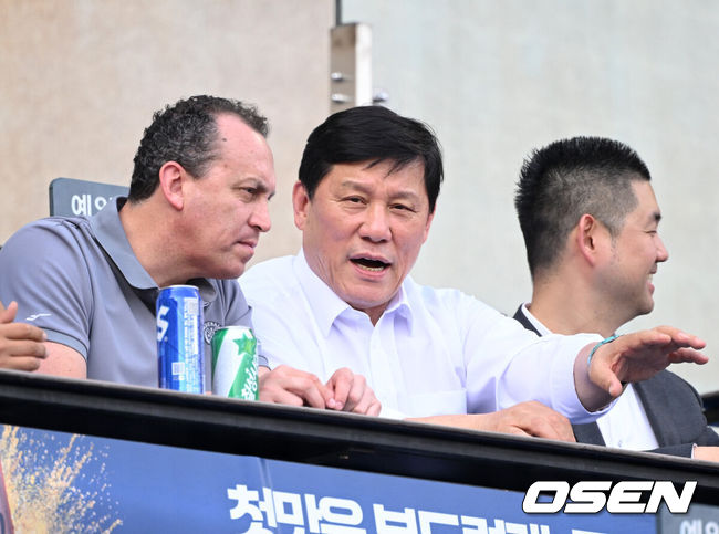 [OSEN=잠실, 이대선 기자] KBO 허구연 총재가 멕시코 야구 관계자와 이야기를 나누고 있다. 2024.06.20 /sunday@osen.co.kr