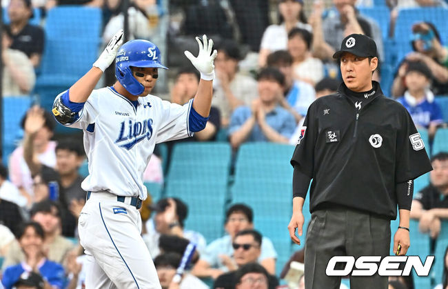 [OSEN=대구, 이석우 기자] 20일 대구삼성라이온즈파크에서 2024 신한 SOL 뱅크 KBO 리그 삼성 라이온즈와 SSG 랜더스의 경기가 열렸다. 3연패의 늪에서 벗어난 삼성은 코너를 내세워 위닝 시리즈에 도전하고 SSG는 2년 차 우완 송영진을 선발 투수로 내세웠다. 삼성 라이온즈 김영웅이 1회말 2사 1,2루 우익수 앞 1타점 안타를 치고 세리머니를 하고 있다. 2024.06.20 / foto0307@osen.co.kr