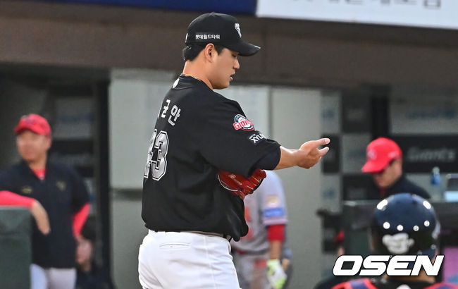 [OSEN=부산, 이석우 기자] 25일 부산 사직야구장에서 2024 신한 SOL 뱅크 KBO 리그 롯데 자이언츠와 KIA 타이거즈의 경기가 열렸다. 홈팀 롯데는 나균안이 선발 출전하고 KIA는 네일이 선발 출전했다.롯데 자이언츠 선발 투수 나균안이 2회초 2사 만루 폭투를 던지고 KIA 타이거즈 김도영과 대결하다 충돌, 상처입은 손을 바라보고 있다. 2024.06.25 / foto0307@osen.co.kr