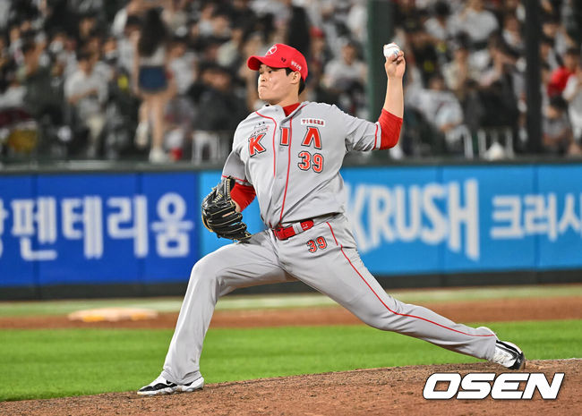 [OSEN=부산, 이석우 기자] 25일 부산 사직야구장에서 2024 신한 SOL 뱅크 KBO 리그 롯데 자이언츠와 KIA 타이거즈의 경기가 열렸다. 홈팀 롯데는 나균안이 선발 출전하고 KIA는 네일이 선발 출전했다.KIA 타이거즈 최지민이 역투하고 있다. 2024.06.25 / foto0307@osen.co.kr