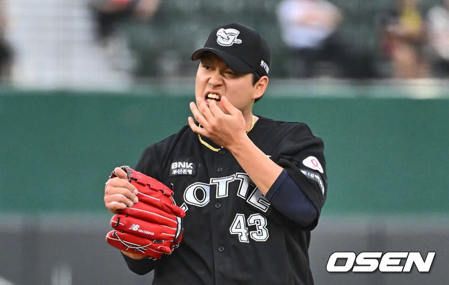 [OSEN=부산, 이석우 기자] 25일 부산 사직야구장에서 2024 신한 SOL 뱅크 KBO 리그 롯데 자이언츠와 KIA 타이거즈의 경기가 열렸다. 홈팀 롯데는 나균안이 선발 출전하고 KIA는 네일이 선발 출전했다.롯데 자이언츠 선발 투수 나균안이 1회에만 5실점하고 괴로워하고 있다. 2024.06.25 / foto0307@osen.co.kr