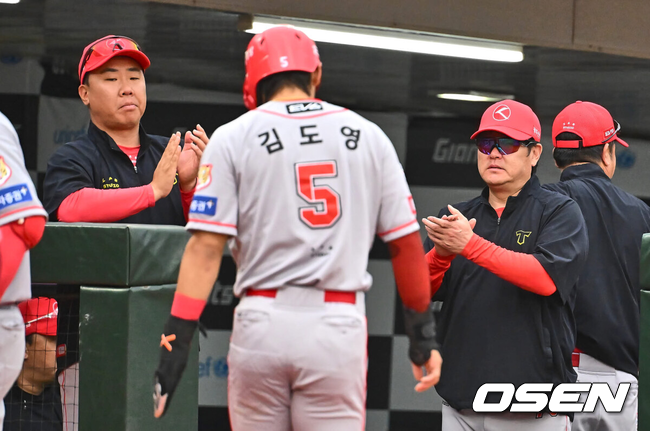 [OSEN=부산, 이석우 기자] 25일 부산 사직야구장에서 2024 신한 SOL 뱅크 KBO 리그 롯데 자이언츠와 KIA 타이거즈의 경기가 열렸다.홈팀 롯데는 나균안이 선발 출전하고 KIA는 네일이 선발 출전했다.KIA 타이거즈 김도영이 1회초 우익수 뒤 2루타를 치고 있다. 2024.06.25 / foto0307@osen.co.kr