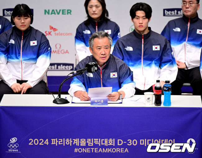 [OSEN=진천, 최규한 기자] 26일 충북 진천국가대표선수촌에서 ‘2024 파리하계올림픽대회 D-30 미디어데이’가 열렸다.’2024 파리올림픽’은 오는 7월 26일 시작해 8월 11일까지 진행된다.이기흥 대한체육회장이 미디어데이에서 인사말을 전하고 있다. 2024.06.26 / dreamer@osen.co.kr