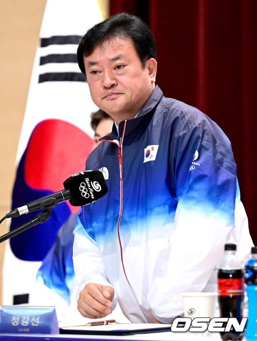 [OSEN=진천, 최규한 기자] 26일 충북 진천국가대표선수촌에서 ‘2024 파리하계올림픽대회 D-30 미디어데이’가 열렸다.’2024 파리올림픽’은 오는 7월 26일 시작해 8월 11일까지 진행된다.정강선 선수단장이 인사를 전하고 있다. 2024.06.26 / dreamer@osen.co.kr