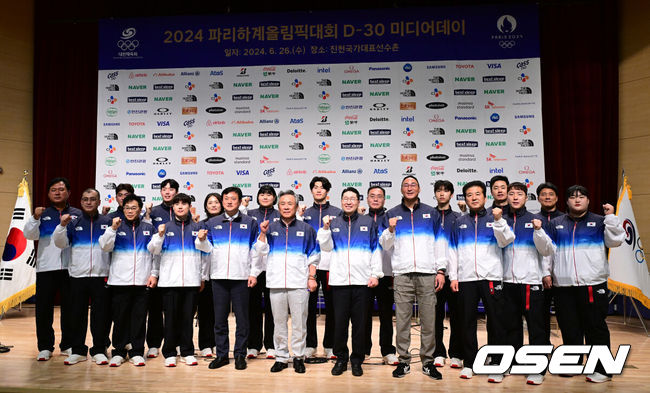 [OSEN=진천, 최규한 기자] 26일 충북 진천국가대표선수촌에서 ‘2024 파리하계올림픽대회 D-30 미디어데이’가 열렸다.’2024 파리올림픽’은 오는 7월 26일 시작해 8월 11일까지 진행된다.이기흥 대한체육회장을 비롯한 관계자들과 양궁 김제덕, 배드민턴 서승재, 체조 김한솔, 유도 김하윤, 수영 황선우, 태권도 박태준, 탁구 임종훈, 역도 박혜정을 비롯한 선수들과 감독들이 파이팅을 외치고 있다. 2024.06.26 / dreamer@osen.co.kr