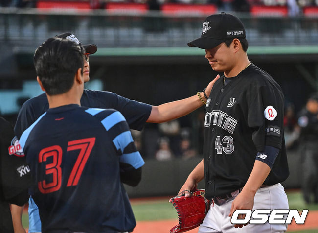 [OSEN=부산, 이석우 기자] 25일 부산 사직야구장에서 2024 신한 SOL 뱅크 KBO 리그 롯데 자이언츠와 KIA 타이거즈의 경기가 열렸다. 홈팀 롯데는 나균안이 선발 출전하고 KIA는 네일이 선발 출전했다.롯데 자이언츠 선발 투수 나균안이 2회말 현도훈과 교체되고 있다. 2024.06.25 / foto0307@osen.co.kr