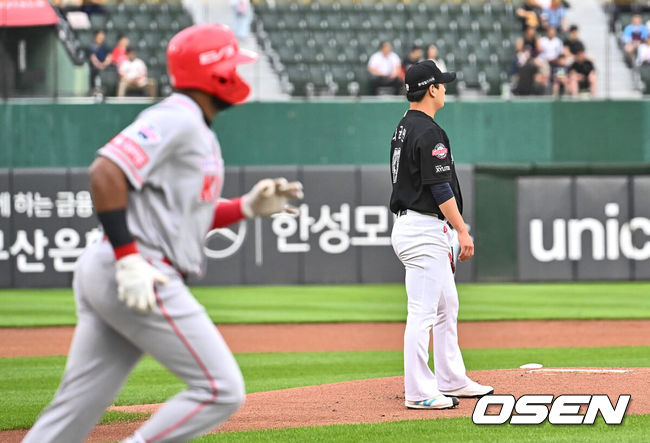 [OSEN=부산, 이석우 기자] 25일 부산 사직야구장에서 2024 신한 SOL 뱅크 KBO 리그 롯데 자이언츠와 KIA 타이거즈의 경기가 열렸다. 홈팀 롯데는 나균안이 선발 출전하고 KIA는 네일이 선발 출전했다.롯데 자이언츠 선발 투수 나균안이 1회초 무사 1루 KIA 타이거즈 소크라테스에게 우중월 2점 홈런을 맞고 타구를 바라보고 있다. 2024.06.25 / foto0307@osen.co.kr