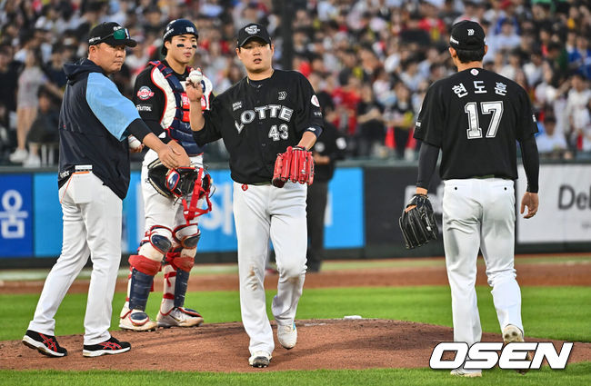 [OSEN=부산, 이석우 기자] 25일 부산 사직야구장에서 2024 신한 SOL 뱅크 KBO 리그 롯데 자이언츠와 KIA 타이거즈의 경기가 열렸다. 홈팀 롯데는 나균안이 선발 출전하고 KIA는 네일이 선발 출전했다.롯데 자이언츠 선발 투수 나균안이 2회말 현도훈과 교체되고 있다. 2024.06.25 / foto0307@osen.co.kr