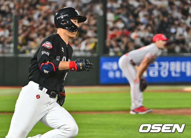 [OSEN=부산, 이석우 기자] 25일 부산 사직야구장에서 2024 신한 SOL 뱅크 KBO 리그 롯데 자이언츠와 KIA 타이거즈의 경기가 열렸다. 홈팀 롯데는 나균안이 선발 출전하고 KIA는 네일이 선발 출전했다.롯데 자이언츠 고승민이 4회말 2사 만루 우월 만루 홈런을 치고 그라운드를 돌고 있다. 2024.06.25 / foto0307@osen.co.kr