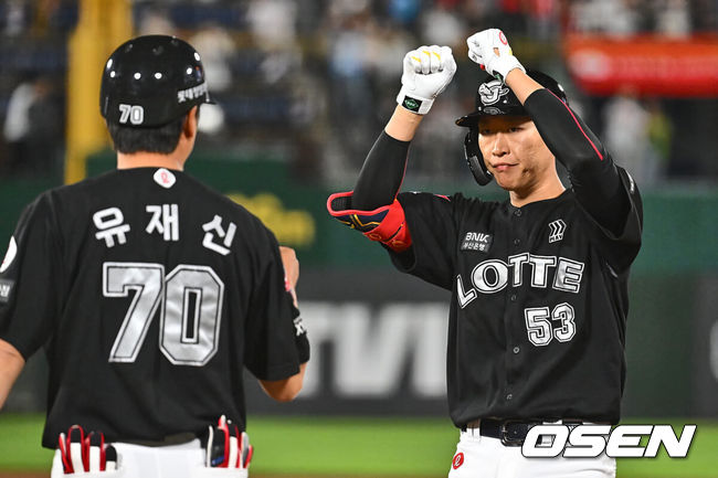 [OSEN=부산, 이석우 기자] 25일 부산 사직야구장에서 2024 신한 SOL 뱅크 KBO 리그 롯데 자이언츠와 KIA 타이거즈의 경기가 열렸다. 홈팀 롯데는 나균안이 선발 출전하고 KIA는 네일이 선발 출전했다.롯데 자이언츠 박승욱이 4회말 1사 3루 중견수 오른쪽 1타점 안타를 치고 세리머니를 하고 있다. 2024.06.25 / foto0307@osen.co.kr