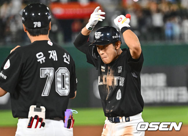 [OSEN=부산, 이석우 기자] 25일 부산 사직야구장에서 2024 신한 SOL 뱅크 KBO 리그 롯데 자이언츠와 KIA 타이거즈의 경기가 열렸다. 홈팀 롯데는 나균안이 선발 출전하고 KIA는 네일이 선발 출전했다.롯데 자이언츠 황성빈이 7회말 무사 1루 중견수 앞 안타를 치고 팬들의 응원을 유도하고 있다. 2024.06.25 / foto0307@osen.co.kr