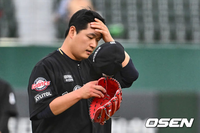 [OSEN=부산, 이석우 기자] 25일 부산 사직야구장에서 2024 신한 SOL 뱅크 KBO 리그 롯데 자이언츠와 KIA 타이거즈의 경기가 열렸다. 홈팀 롯데는 나균안이 선발 출전하고 KIA는 네일이 선발 출전했다.롯데 자이언츠 선발 투수 나균안이 1회에만 5실점하고 괴로워하고 있다. 2024.06.25 / foto0307@osen.co.kr