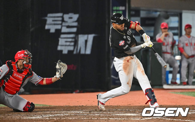 [OSEN=부산, 이석우 기자] 26일 부산 사직야구장에서 2024 신한 SOL 뱅크 KBO 리그 롯데 자이언츠와 KIA 타이거즈의 경기가 열렸다. 홈팀 롯데는 김진욱이 선발 출전하고 KIA는 알드레드가 선발 출전했다.롯데 자이언츠 레이예스가 7회말 1사 1,2루 좌익수 왼쪽 1타점 2루타를 치고 있다. 2024.06.26 / foto0307@osen.co.kr