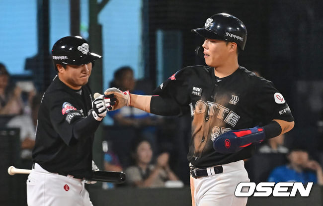 [OSEN=부산, 이석우 기자] 26일 부산 사직야구장에서 2024 신한 SOL 뱅크 KBO 리그 롯데 자이언츠와 KIA 타이거즈의 경기가 열렸다. 홈팀 롯데는 김진욱이 선발 출전하고 KIA는 알드레드가 선발 출전했다.롯데 자이언츠 고승민이 7회말 1사 2,3루 나승엽의 역전 1타점 우익수 희생플라이 때 득점을 올리고 하이파이브를 하고 있다. 2024.06.26 / foto0307@osen.co.kr