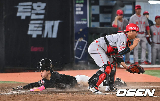 [OSEN=부산, 이석우 기자] 26일 부산 사직야구장에서 2024 신한 SOL 뱅크 KBO 리그 롯데 자이언츠와 KIA 타이거즈의 경기가 열렸다. 홈팀 롯데는 김진욱이 선발 출전하고 KIA는 알드레드가 선발 출전했다.롯데 자이언츠 김동혁이 8회말 1사 3루 황성빈의 중견수 희생플라이때 득점을 올리고 있다. 2024.06.26 / foto0307@osen.co.kr