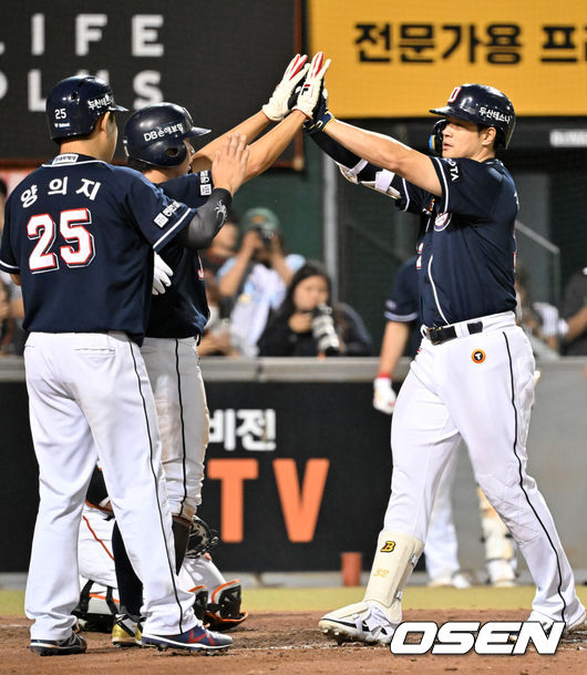 [OSEN=대전, 민경훈 기자] 두산 김재환이 우중월 스리런 홈런을 때린 후 홈을 밟으며 기뻐하고 있다. 2024.06.25 / rumi@osen.co.kr