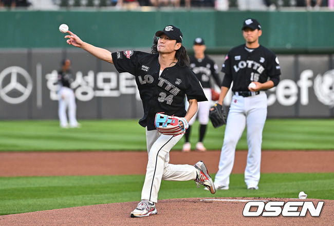 [OSEN=부산, 이석우 기자] 26일 부산 사직야구장에서 2024 신한 SOL 뱅크 KBO 리그 롯데 자이언츠와 KIA 타이거즈의 경기가 열렸다. 홈팀 롯데는 김진욱이 선발 출전하고 KIA는 알드레드가 선발 출전했다.배우 허준석이 롯데 자이언츠 마무리 김원중 투구 폼을 재현하며 시구를 하고 있다. 2024.06.26 / foto0307@osen.co.kr