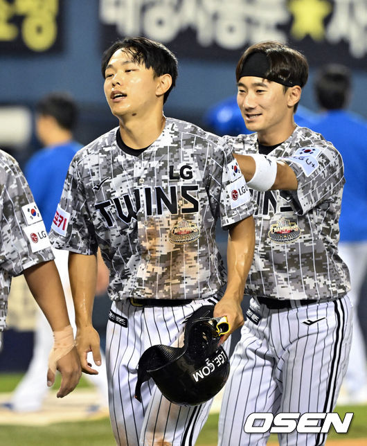 [OSEN=잠실, 조은정 기자]26일 서울 송파구 잠실야구장에서 ‘2024 신한 SOL Bank KBO리그’ LG트윈스와 삼성라이온즈의 경기가 열렸다.홈팀 LG는 엔스를, 방문팀 삼성은 코너를 선발로 내세웠다.경기 종료 후 끝내기 득점을 올린 LG 김대원이 승리 하이파이브를 준비하고 있다. 2024.06.26 /cej@osen.co.kr